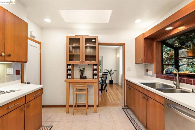 6729 Thornhill Dr, Oakland, CA 94611