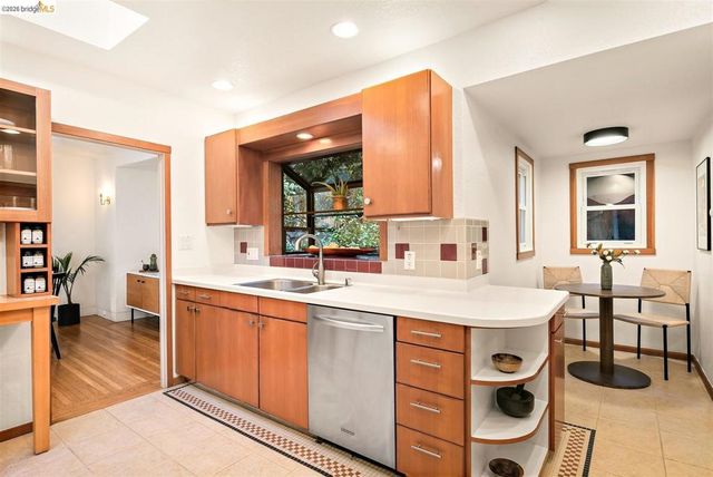 6729 Thornhill Dr, Oakland, CA 94611