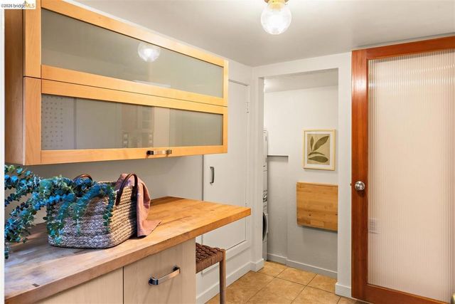 6729 Thornhill Dr, Oakland, CA 94611