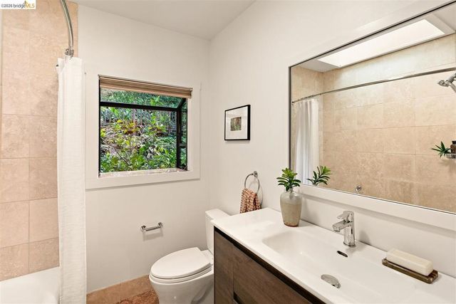 6729 Thornhill Dr, Oakland, CA 94611