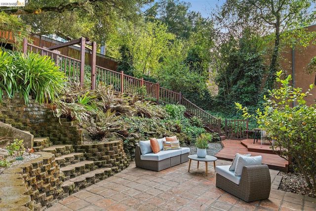 6729 Thornhill Dr, Oakland, CA 94611