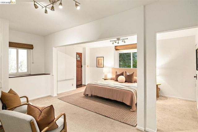 6729 Thornhill Dr, Oakland, CA 94611