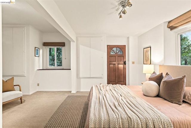 6729 Thornhill Dr, Oakland, CA 94611
