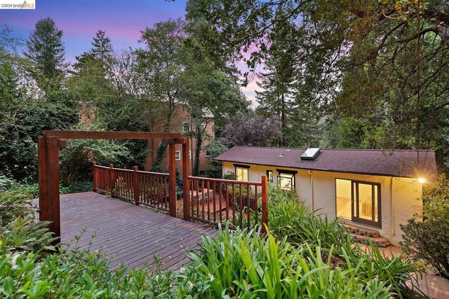 6729 Thornhill Dr, Oakland, CA 94611