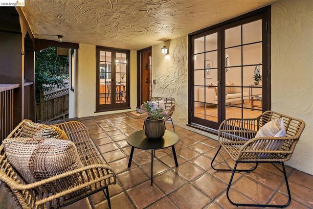 6729 Thornhill Dr, Oakland, CA 94611