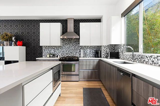 6728 W Hepburn Way, Los Angeles, CA 90038