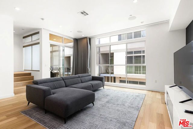6728 W Hepburn Way, Los Angeles, CA 90038