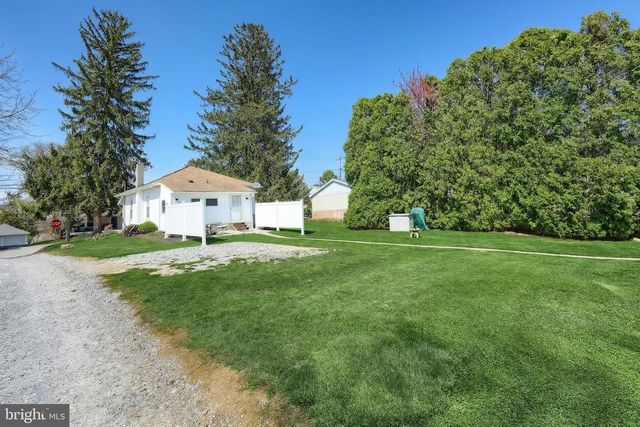 34 MILL ST, Stewartstown, PA 17363