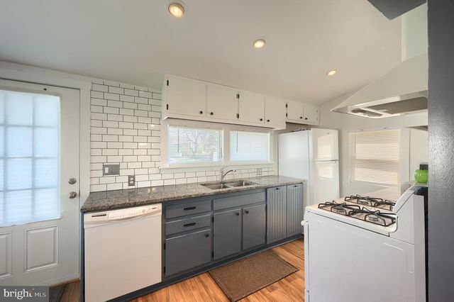 34 MILL ST, Stewartstown, PA 17363