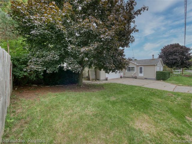 3023 Baker Heights, Grand Blanc, MI 48507