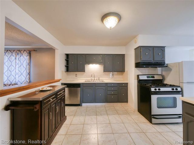 3023 Baker Heights, Grand Blanc, MI 48507