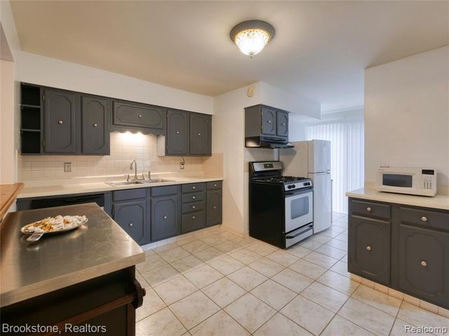 3023 Baker Heights, Grand Blanc, MI 48507
