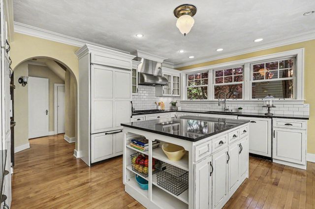 588 Central Avenue, Holland City, MI 49423