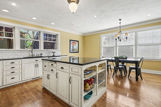 588 Central Avenue, Holland City, MI 49423