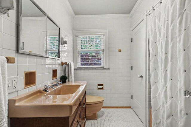 588 Central Avenue, Holland City, MI 49423