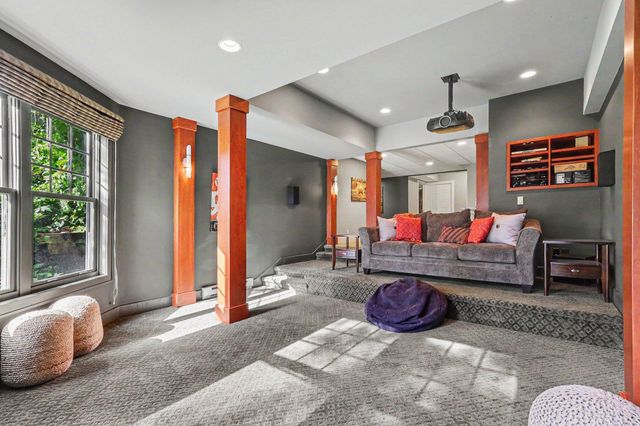 588 Central Avenue, Holland City, MI 49423