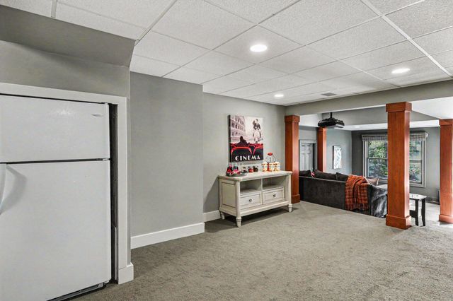 588 Central Avenue, Holland City, MI 49423