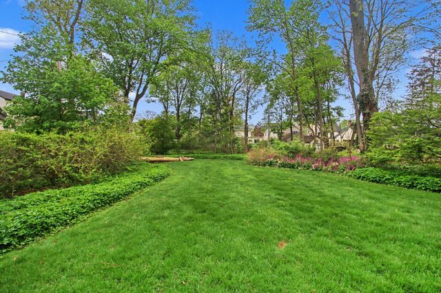 588 Central Avenue, Holland City, MI 49423