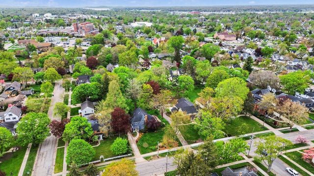 588 Central Avenue, Holland City, MI 49423