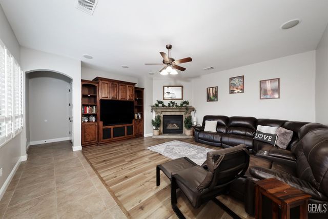 12700 Thronwood Drive, Bakersfield, CA 93311