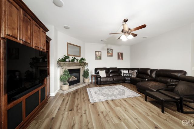 12700 Thronwood Drive, Bakersfield, CA 93311