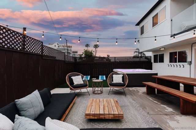 1953 Emerald St, San Diego, CA 92109