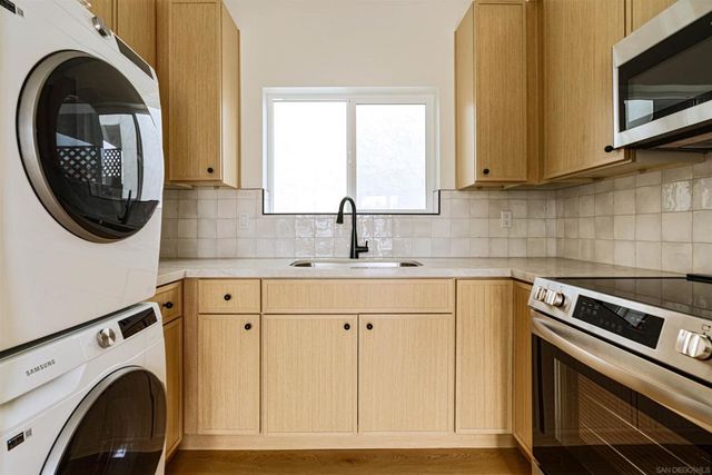 1953 Emerald St, San Diego, CA 92109