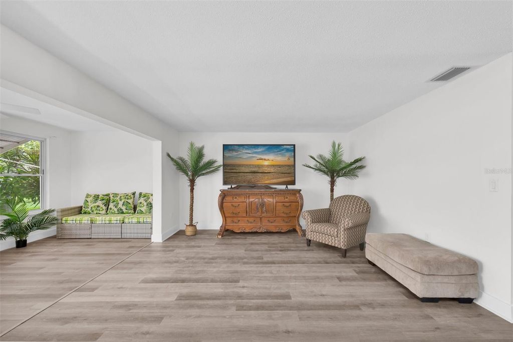 Image 17 of property listing at 3018 59TH STREET S 111, Gulfport, FL 33707