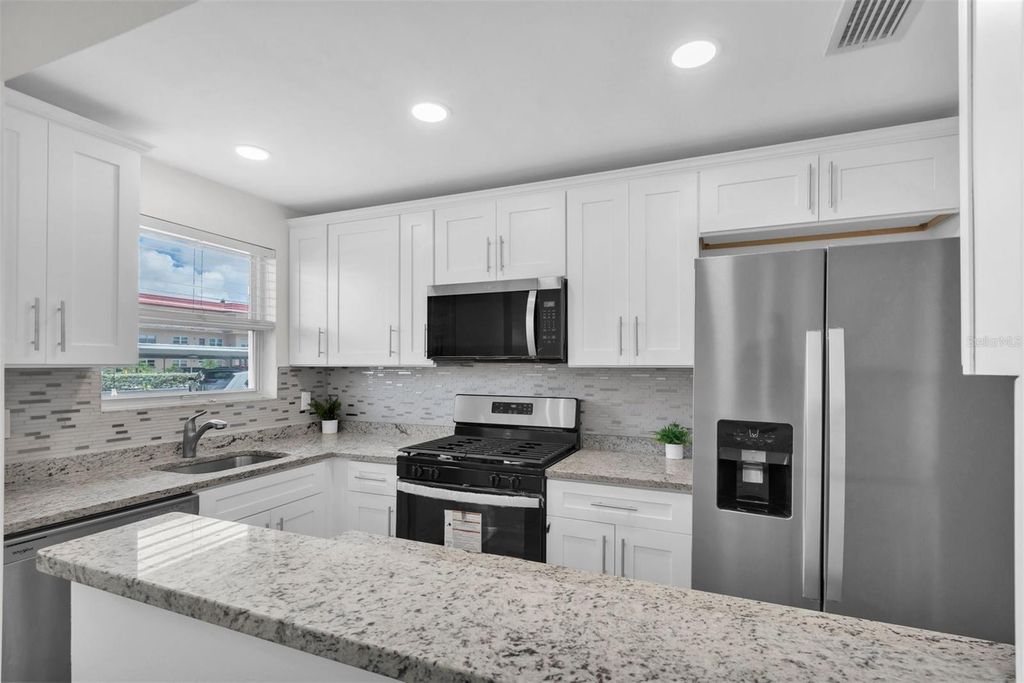 Image 3 of property listing at 3018 59TH STREET S 111, Gulfport, FL 33707