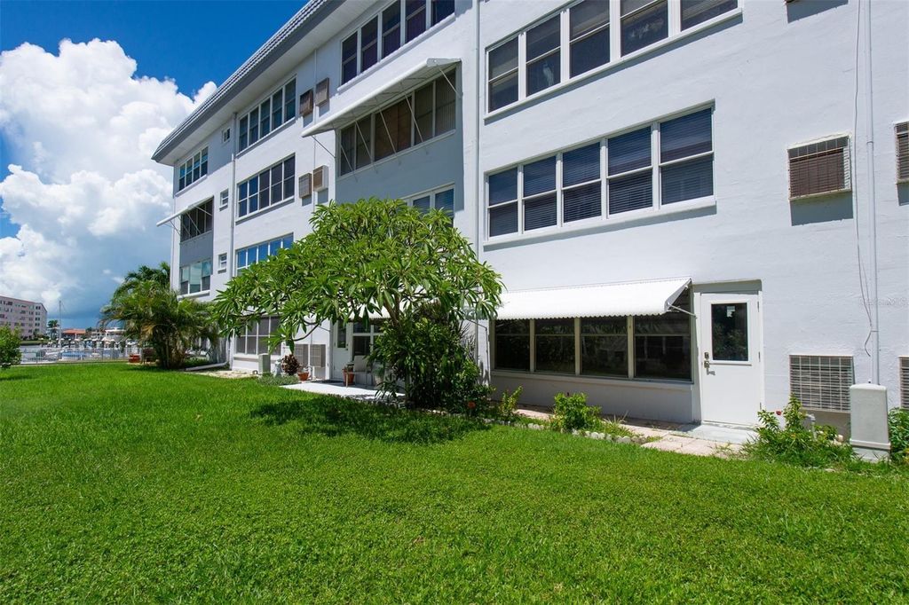 Image 21 of property listing at 3018 59TH STREET S 111, Gulfport, FL 33707