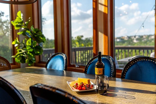 10512 Lake Park DR, Dripping Springs, TX 78620