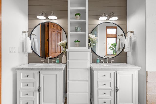 10512 Lake Park DR, Dripping Springs, TX 78620