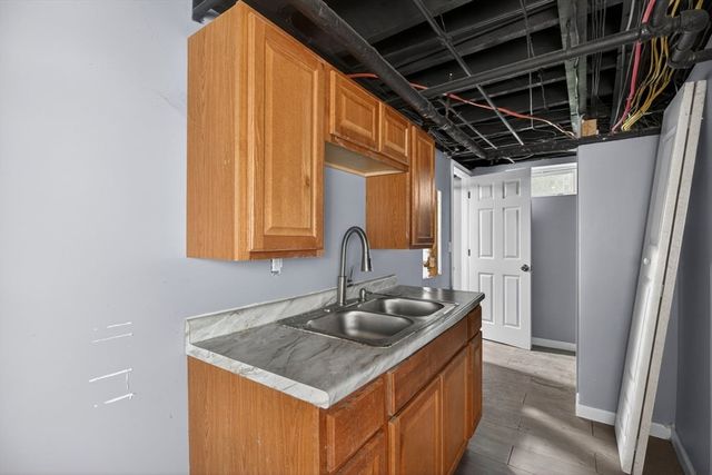 253 Oak St, Holyoke, MA 01040