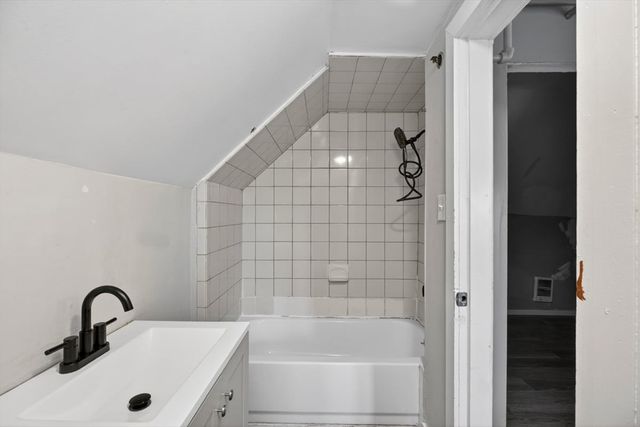 253 Oak St, Holyoke, MA 01040