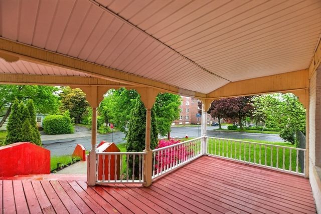 253 Oak St, Holyoke, MA 01040