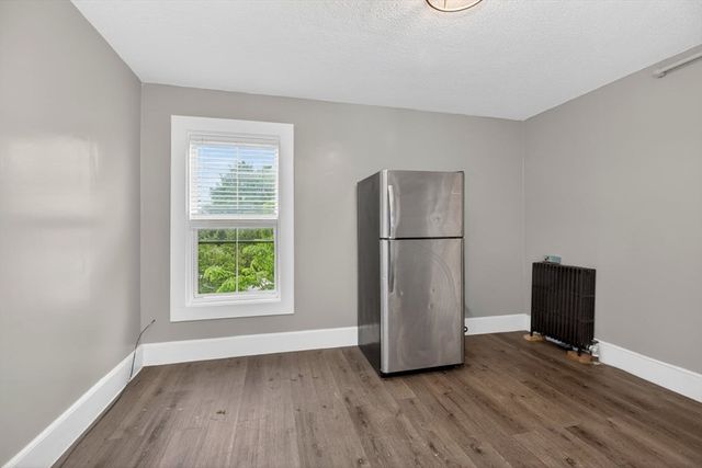253 Oak St, Holyoke, MA 01040