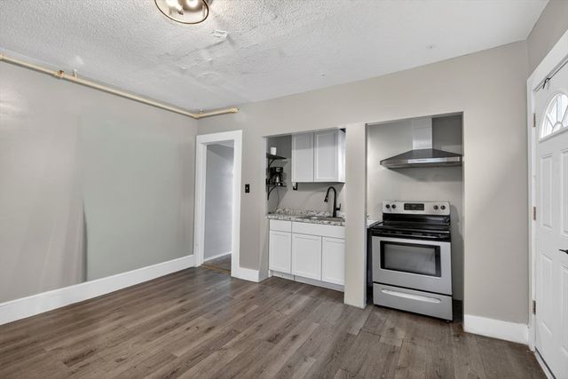253 Oak St, Holyoke, MA 01040