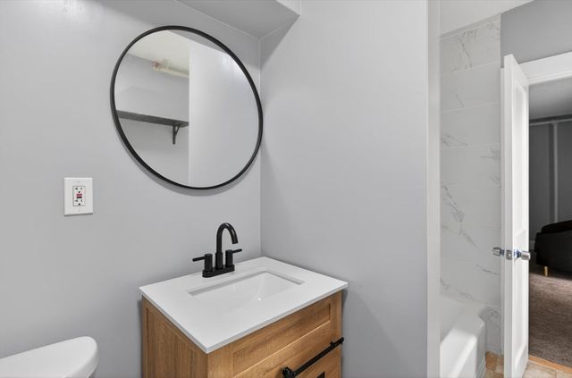 253 Oak St, Holyoke, MA 01040