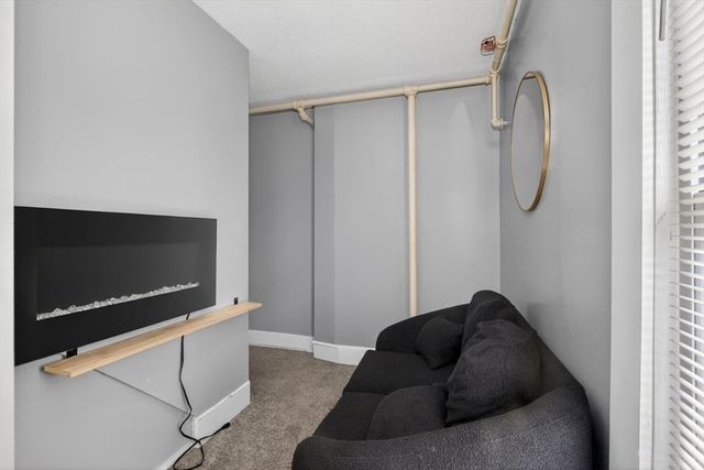 253 Oak St, Holyoke, MA 01040