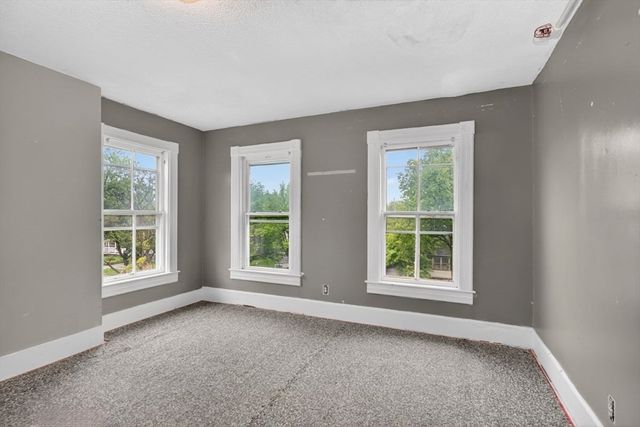 253 Oak St, Holyoke, MA 01040