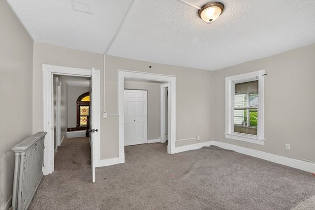 253 Oak St, Holyoke, MA 01040