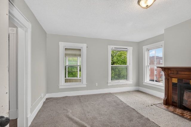 253 Oak St, Holyoke, MA 01040