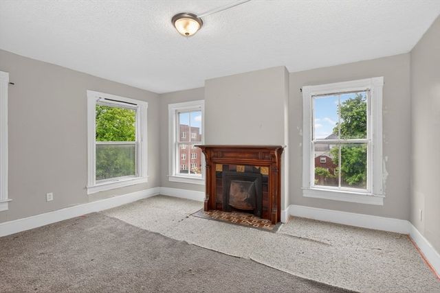 253 Oak St, Holyoke, MA 01040