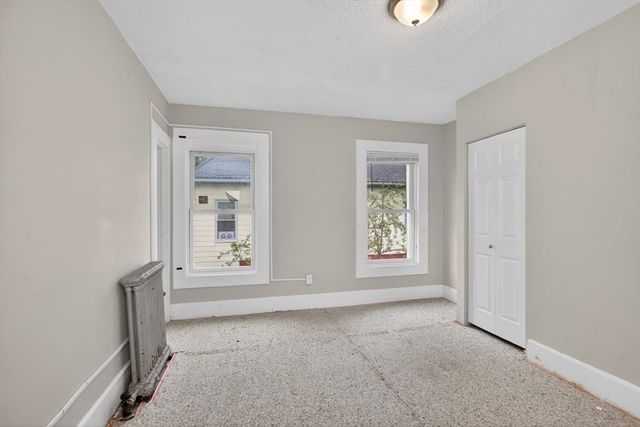 253 Oak St, Holyoke, MA 01040