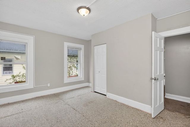 253 Oak St, Holyoke, MA 01040