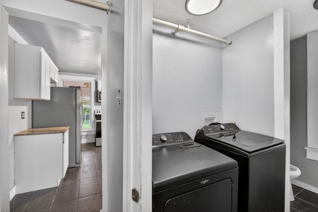 253 Oak St, Holyoke, MA 01040