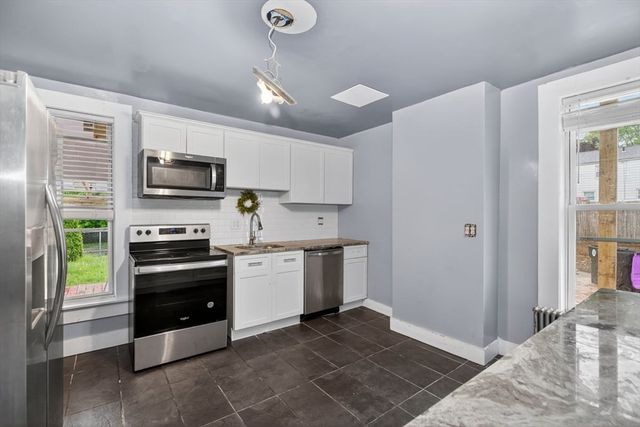 253 Oak St, Holyoke, MA 01040