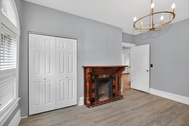 253 Oak St, Holyoke, MA 01040