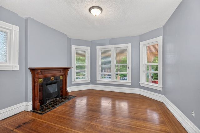 253 Oak St, Holyoke, MA 01040
