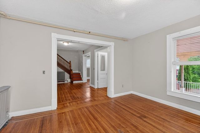 253 Oak St, Holyoke, MA 01040